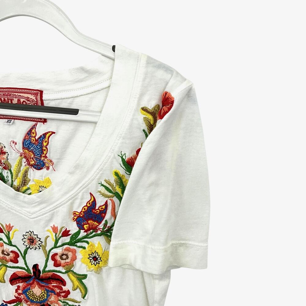 Johnny Was JWLA Top Womens XS White Embroidered *READ* Floral V Neck T Shirt - Picture 3 of 12
